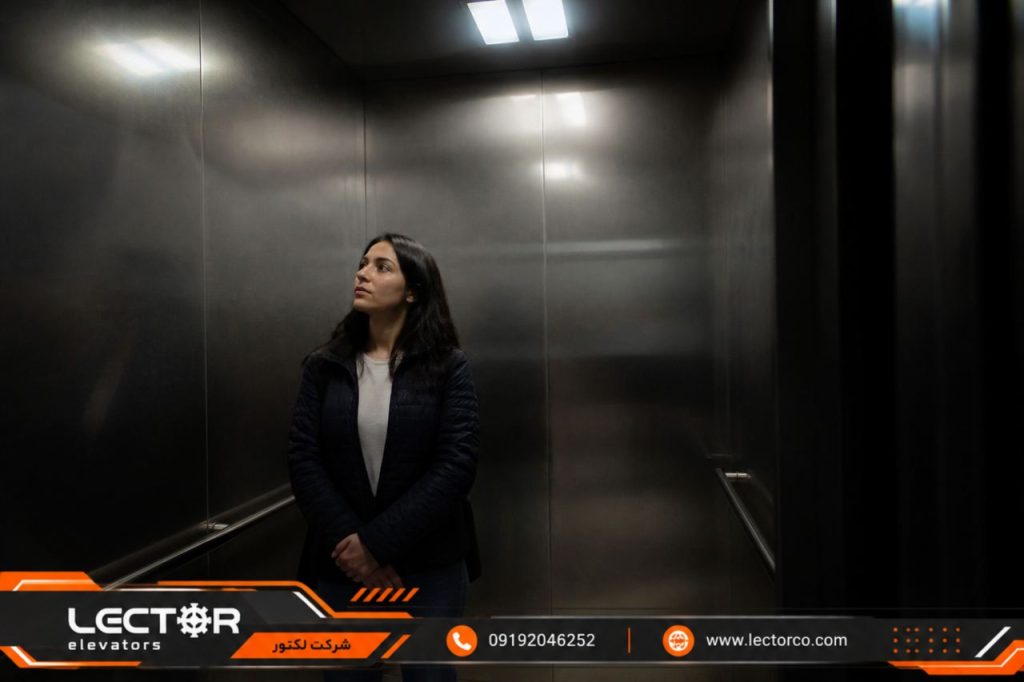 گیر کردن مسافر در آسانسور هنگام قطعی برق