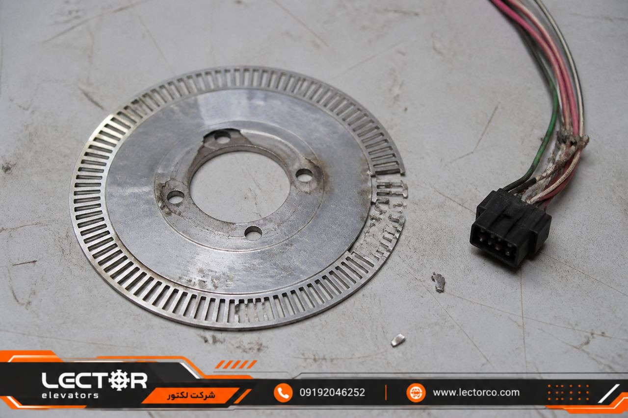 انکودر آسیبدیده روی میز کار