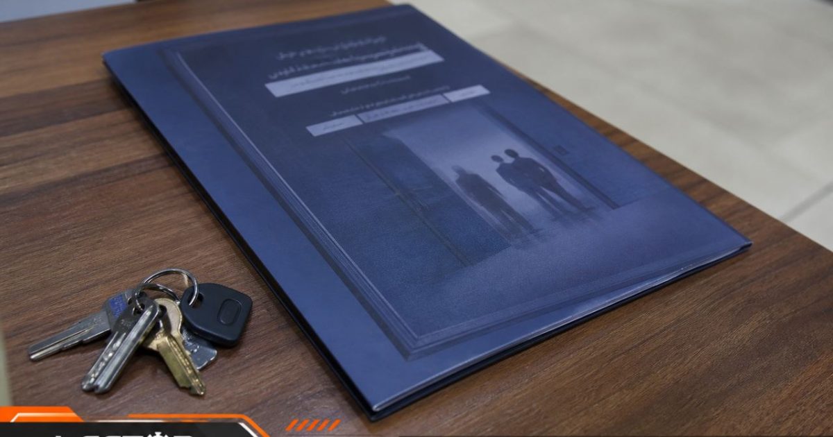پوشه بیمه آسانسور روی میز