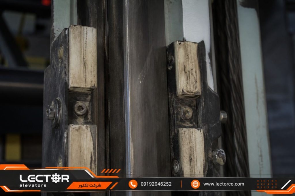 کفشک راهنمای فرسوده روی ریل آسانسور