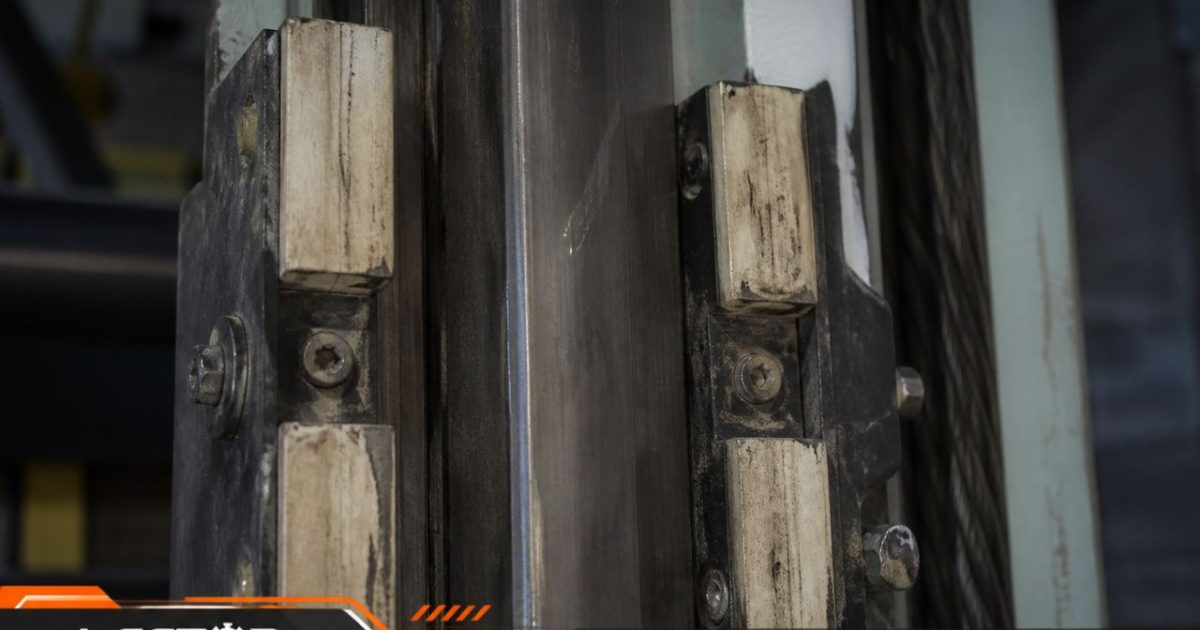کفشک راهنمای فرسوده روی ریل آسانسور