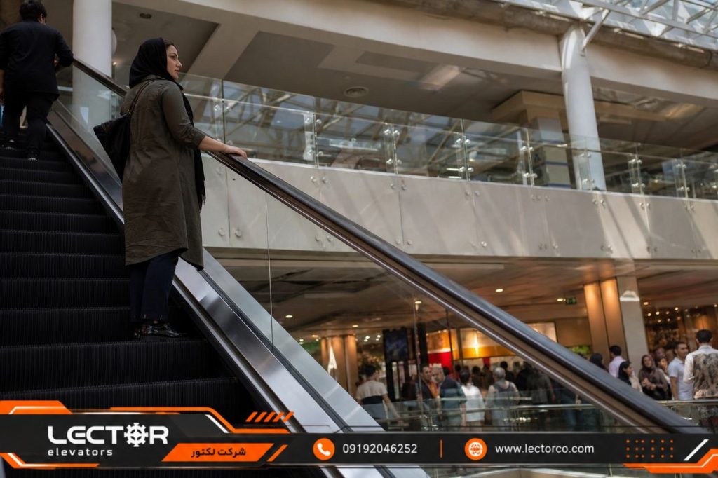 پله برقی فعال در مرکز تجاری