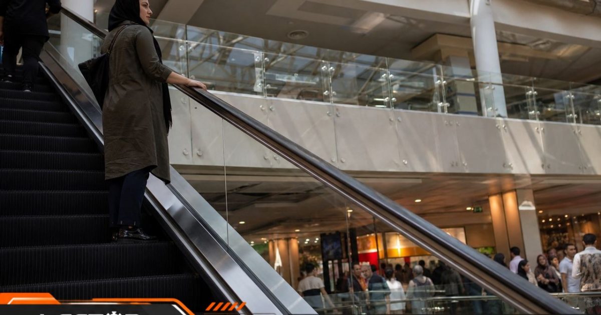 پله برقی فعال در مرکز تجاری